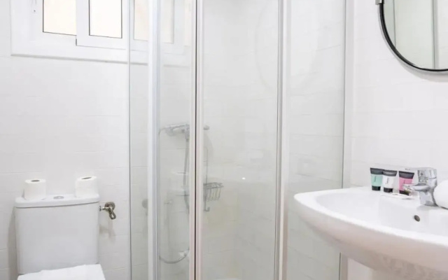 Bright and modern 4BD with terrace near Arc de Triomf