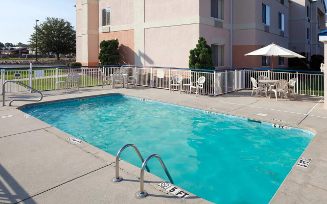 Country Inn & Suites by Radisson, Fayetteville I-95, NC