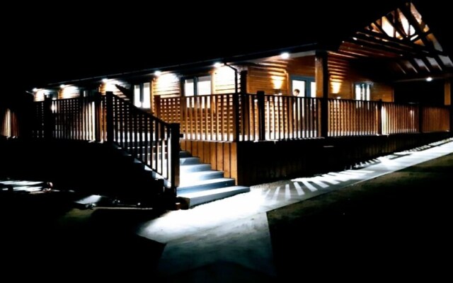 Lovely 3-bed Cabin in Meigh