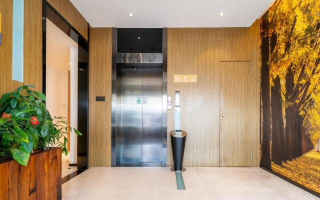 Little Lujiazui Atour Hotel