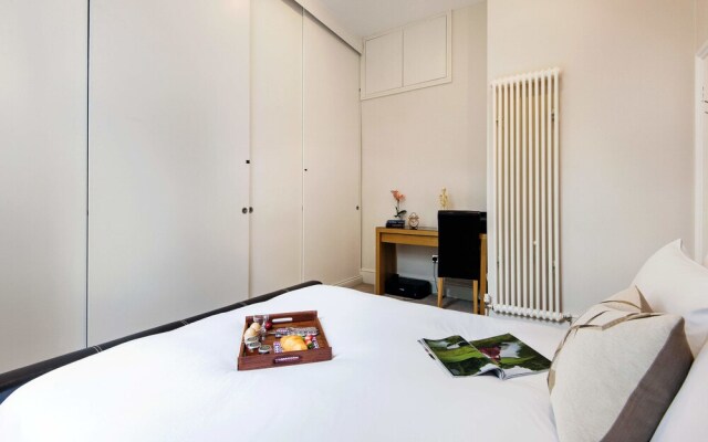 The Eardley Crescent Apartment - BAJ