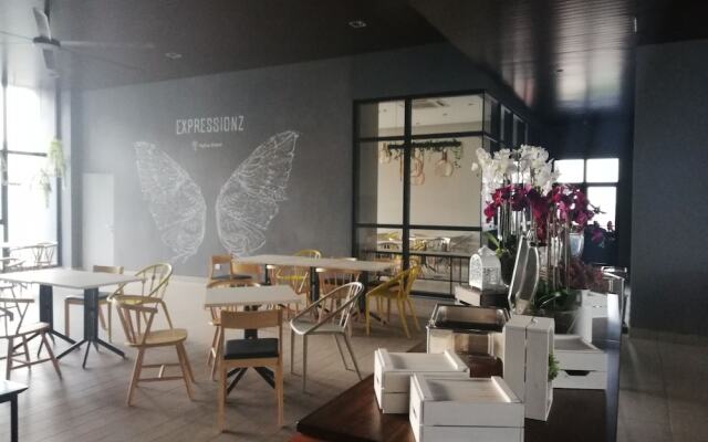 Expressionz Professional Suites by De Space