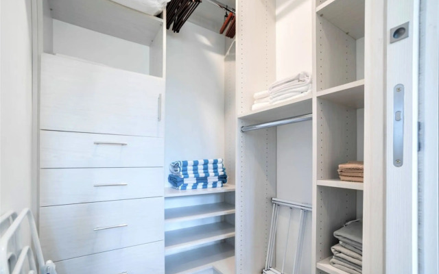 Modern 1BR Apt w Rooftop Pool Onsite Amenities