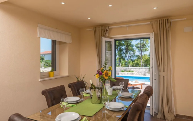 Sandra - With Swimming Pool - H