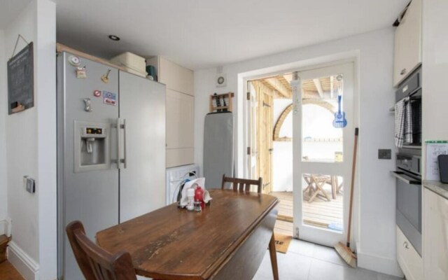 NEW Charming 1BD House With Patio in London
