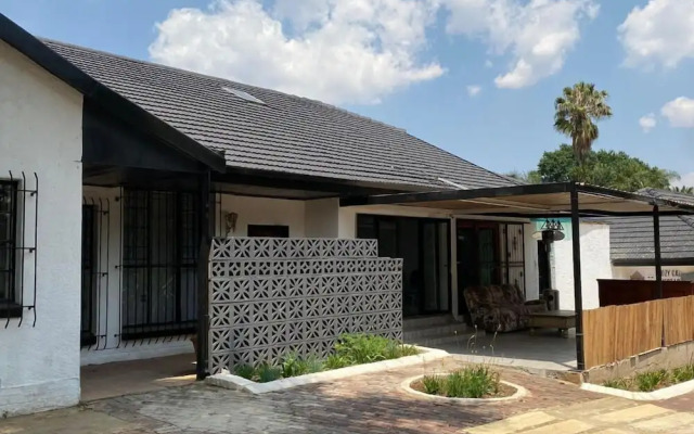 Cozy  Cabin Guest Lodge