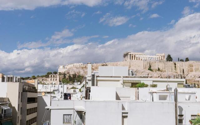 Minimal apartment on the shadow of the Acropolis