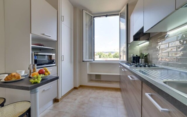 Luxurious 2bed 2bath Apartment Near the Colosseum!