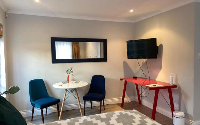 Priv. Courtyard and Entrance with Spacious bedroom