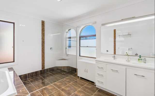Waterfront Family Entertainer   5 Bedroom   Pool