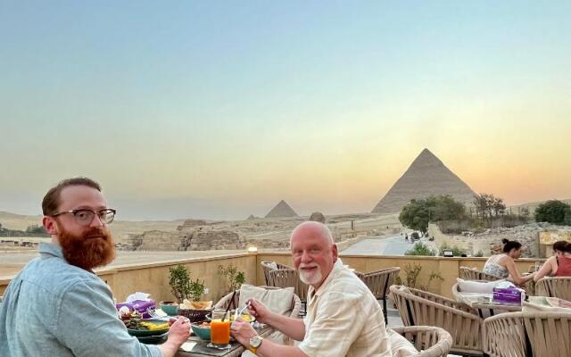 The Gate Hotel Front Pyramids & Sphinx View