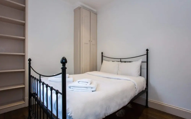 Characterful Townhouse w Patio in Arty Hampstead
