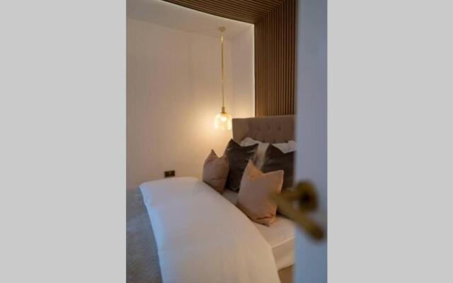 The West End Retreat - Luxurious Apartment - Prime Location