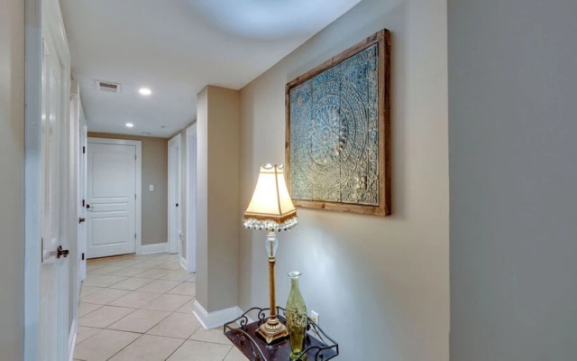 4 BR Beauty blocks from the River