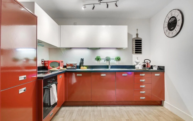 Free Parking Two Bedroom Apartment