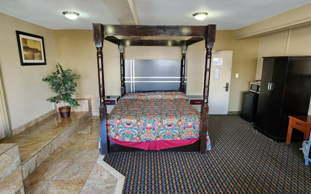 Townhouse Inn & Suites