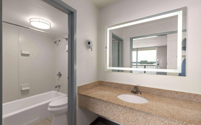 Super 8 by Wyndham Riverside AL