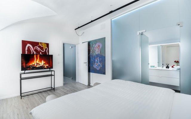 Suiten Apartment Art Collection With Kind Bed Air Conditioning and two Separate Bedrooms