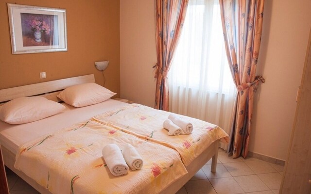 Karolinas - Parking - A1-yellow