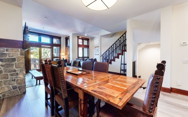 Juniper Crest 7 Private Hot Tub, 2 Car Garage, BBQ, Walk to the Lifts and Mountain Views by RedAwning