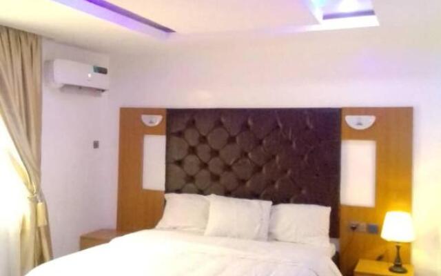4 bedroom detached bungalow short let