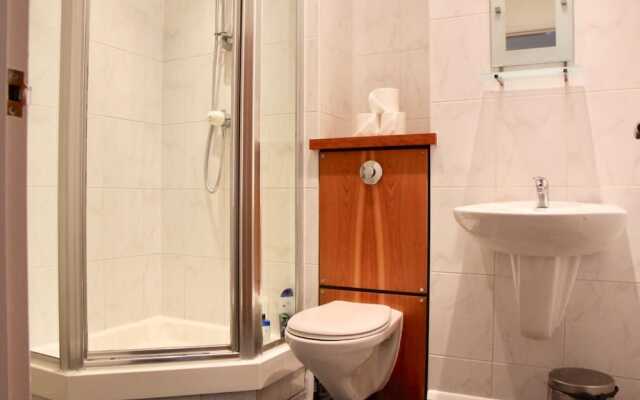 Modern 3 Bedroom Property Near Edinburgh Harbour