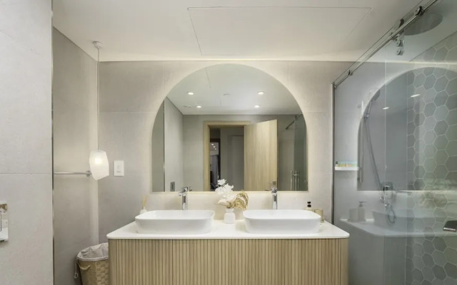 Stunning 2 BR in the heart of Downtown