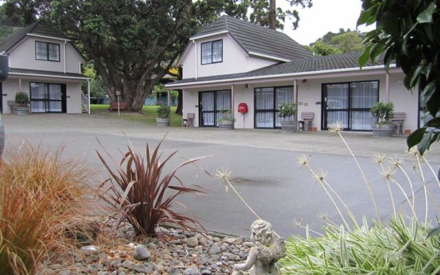 Camellia Court Motel