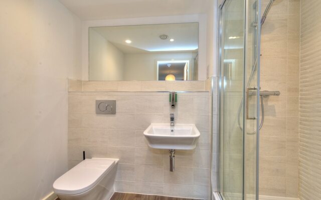 Executive Oakgrove Apartment