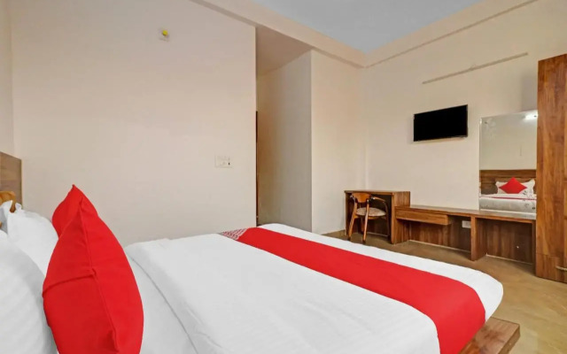 OYO 87366 Hotel Safari Inn