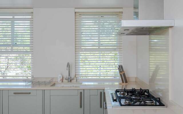 Large riverside 4BR apartment near Canary Wharf