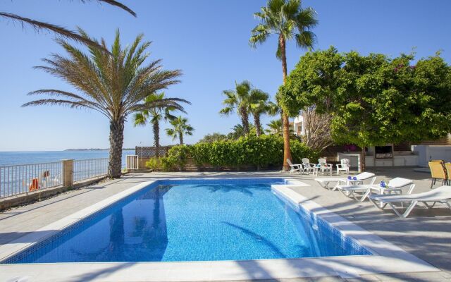 Sunset Beachfront Villa Meneou