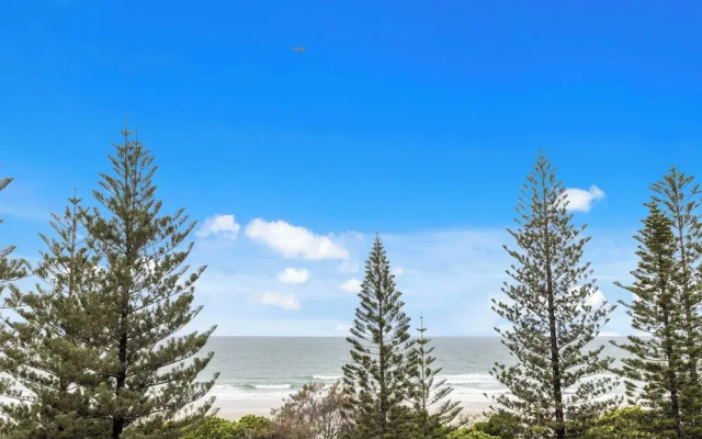 Iconic Burleigh Beachfront Apartment
