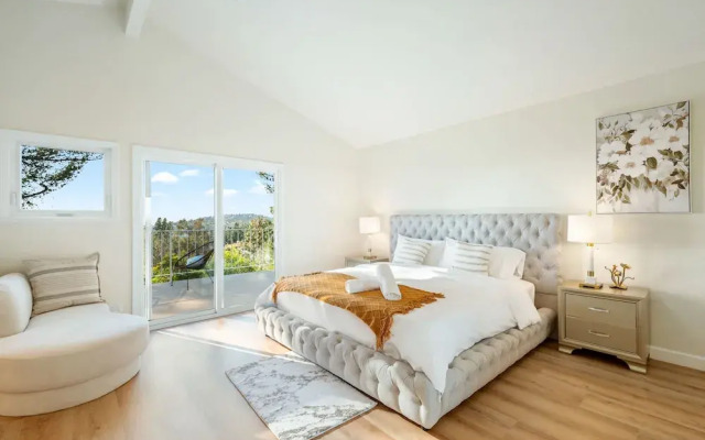 Spacious Retreat With Scenic Mountain Views