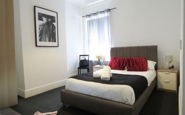 Tudors eSuites Coventry Townhouse Private Garden Free Parking