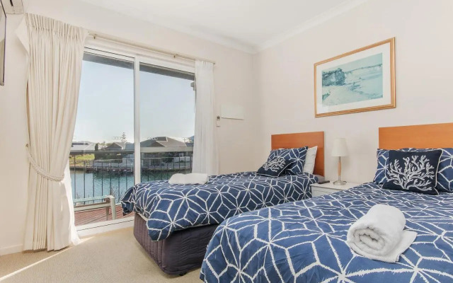 Waters Edge Apartment with Jetty