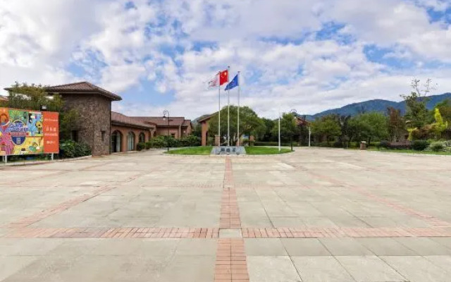 Qunyinghui Holiday Hotel