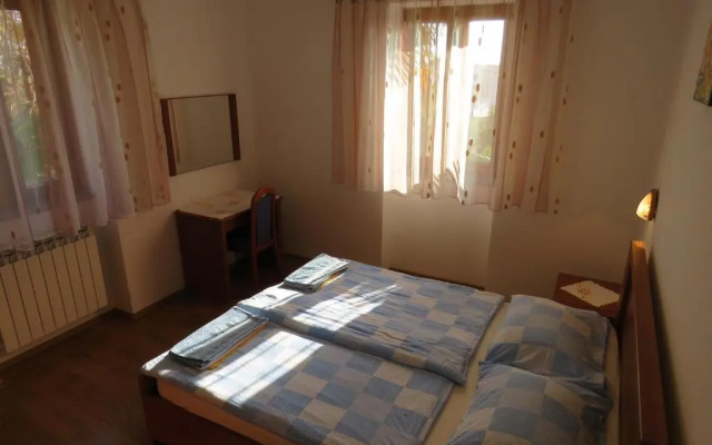 Apartment Banko A6 with Large Garden Near the Sea - Apartment in Porec - Photo 3
