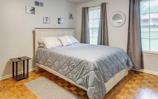 Walk to Graceland: Spacious Memphis Home!