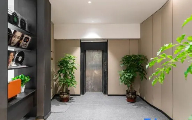 SK Simple Luxury Hotel (Shanghai Xujiahui Gymnasium Subway Station)