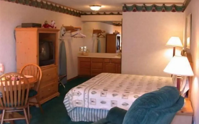 Townhouse Inn & Suites