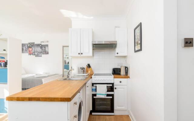 Bright Studio Flat, Amazing Location!