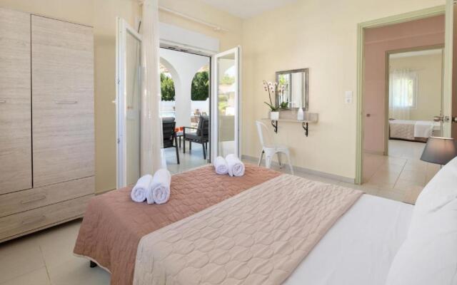 Villa Paradiso: Near beach, superb pool and garden