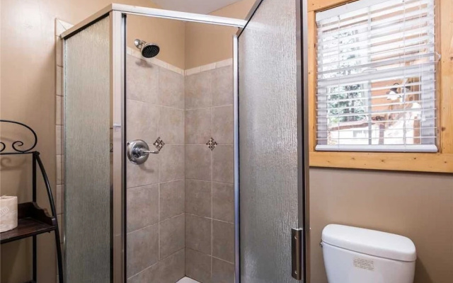 Chestnut Lodge - Four Bedroom Cabin with Hot Tub
