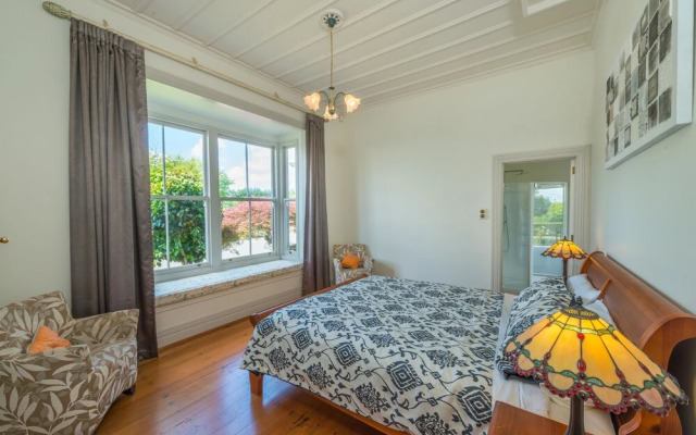 Magnificent Karaka Estate with Swimming Pool