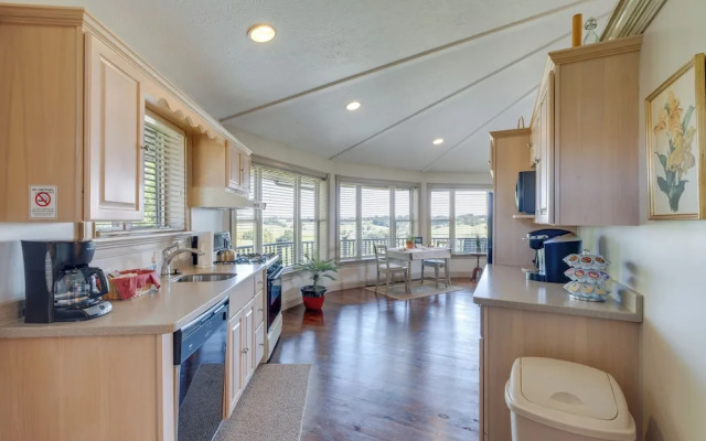 Millersburg Getaway w/ Amish Country Views!