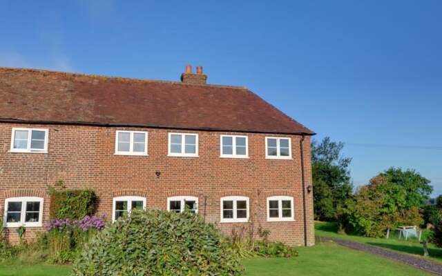 Serene Holiday Home in Hawkinge With Garden