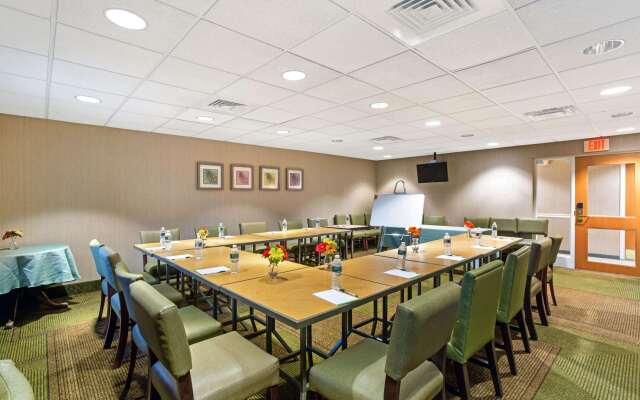 La Quinta Inn & Suites by Wyndham Boston Somerville