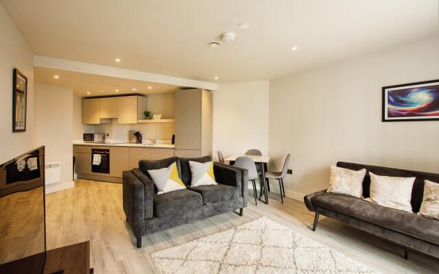 Sleek 6-Guest Apt at St  Martin s  Bham