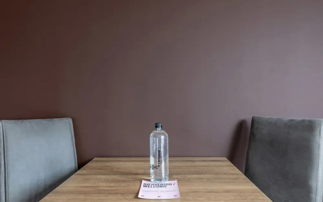 w Modern 2BR in Luxury Building in Chico